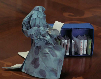 本を読む女性　原作：渡辺大　origami book:David Brill